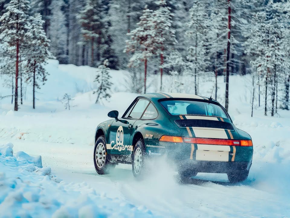 Класичні Porsche 911 вирушили в арктичне ралі Подорож на ретрокарах до Лапландії 🇫🇮 влаштувала компанія Kalmar Beyond Adventure, спеціалісти якої "кастомізують" класичні та сучасні "Порше" для екстримальної їзди,… - 4
