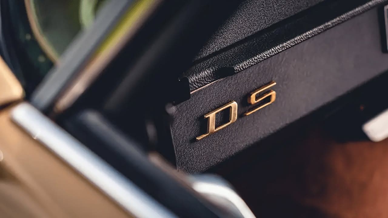 “Богиня” електричок: рестомод Citroen DS В останньому виданні журналу Top Gear показали цікаве авто - електрифікований Citroen DS 1972 року випуску, модель якого називають найкрасивішою в історії, “Богинею” Citroen DS… - 6